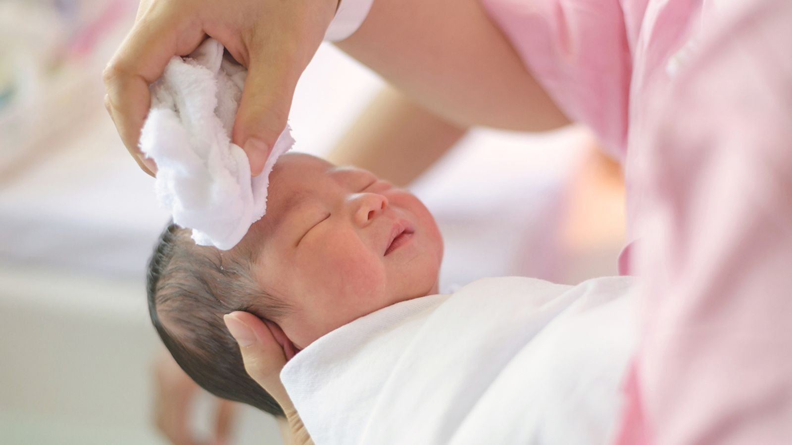 دليل الأم الجديد: كل ما تحتاجين معرفته عن رعاية المولود